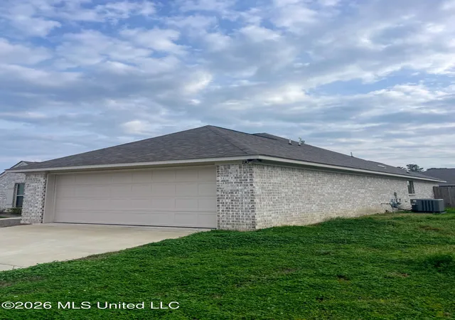 Photo 2 of Sale Pending at 130 Chartleigh Cir, Canton, MS 39046 | MLS# 4149913 | Listing updated on 2026-08-21