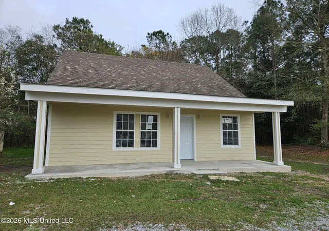 Homes for sale in Ocean Springs, MS | 2512 Beachview Dr, Ocean Springs, MS 39564 | MLS# 4152375