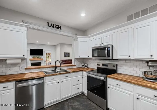 Photo 3 of Single family home for sale at 221 Pleasant Hl Dr, Holly Springs, MS 38635 | MLS# 4150309 | Listing updated on 2026-09-04