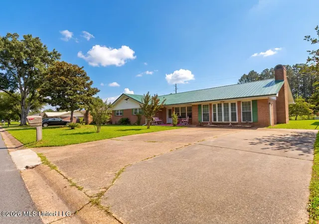 Photo 2 of Single family home for sale at 35 Fleetwood Dr, Gulfport, MS 39503 | MLS# 4150577 | Listing updated on 2026-09-07