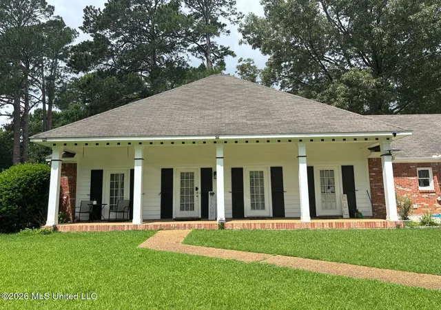 Homes for sale in Ridgeland, MS | 207 S Pear Orchard Rd, Ridgeland, MS 39157 | MLS# 4151224