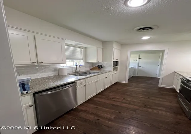 Photo 4 of Single family home for sale at 5230 Ridgewood Rd, Jackson, MS 39211 | MLS# 4151290 | Listing updated on 2026-09-08