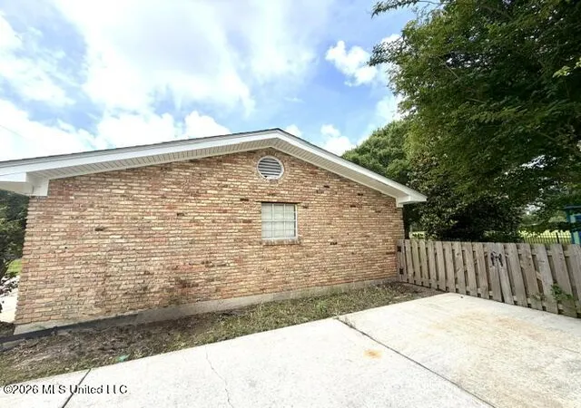 Photo 4 of Single family home for sale at 825 Warren St, Pascagoula, MS 39567 | MLS# 4151371 | Listing updated on 2026-09-27