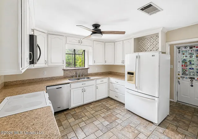 Photo 2 of Sale Pending at 3119 Breezy Hl Ln, Ocean Springs, MS 39564 | MLS# 4151464 | Listing updated on 2026-08-26