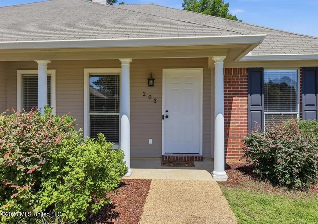 Homes for sale in Brandon, MS | 203 Edgewater Branch Dr, Brandon, MS 39042 | MLS# 4152251