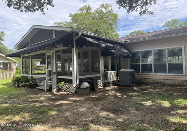 Photo 3 of Single family home for sale at 903 Columbus Dr, Pascagoula, MS 39567 | MLS# 4152385 | Listing updated on 2026-10-08