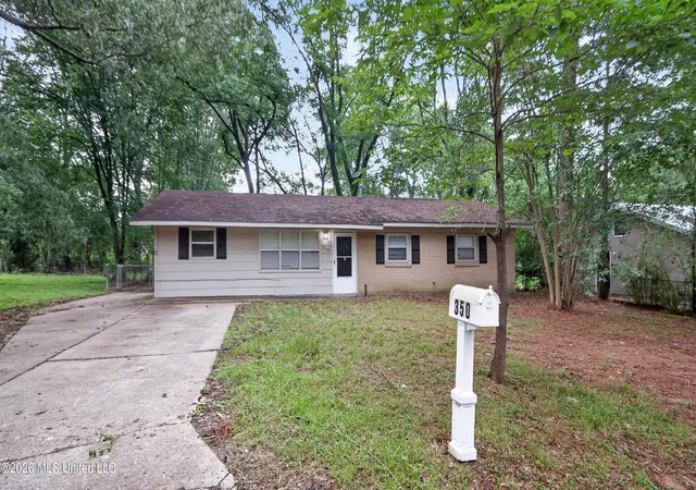 Photo 2 of Sale Pending at 350 Queen Margaret Ln, Jackson, MS 39209 | MLS# 4154040 | Listing updated on 2026-09-11