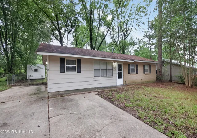 Photo 3 of Sale Pending at 350 Queen Margaret Ln, Jackson, MS 39209 | MLS# 4154040 | Listing updated on 2026-09-11