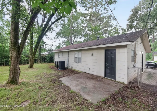 Photo 4 of Sale Pending at 350 Queen Margaret Ln, Jackson, MS 39209 | MLS# 4154040 | Listing updated on 2026-09-11