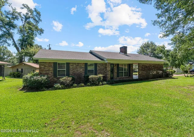 Homes for sale in Grenada, MS | 2072 Oakhurst Dr, Grenada, MS 38901 | MLS# 4152853