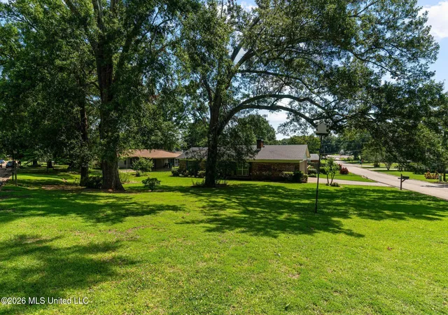 Homes for sale in Grenada, MS | 2072 Oakhurst Dr, Grenada, MS 38901 | MLS# 4152853