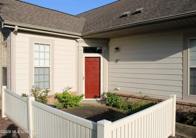 Photo 3 of Sale Pending at 8817 Parkview Oaks Cir, Olive Branch, MS 38654 | MLS# 4153330 | Listing updated on 2026-10-02