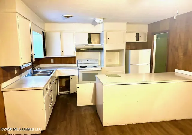 Photo 3 of Sale Pending at 2261 Sloane St, Jackson, MS 39204 | MLS# 4153834 | Listing updated on 2026-09-11