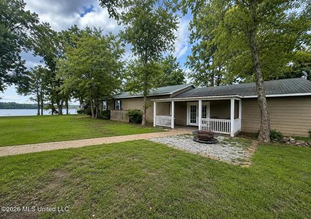 Homes for sale in Dundee, MS | 1295 Moon Lake Rd, Dundee, MS 38626 | MLS# 4153769