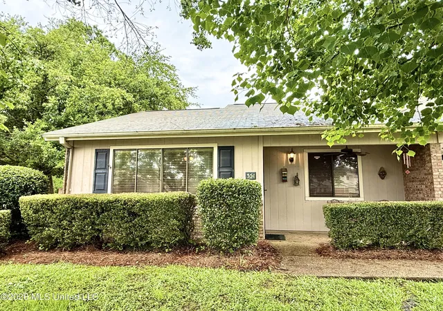 Homes for sale in Brandon, MS | 351 Lakebend Dr, Brandon, MS 39042 | MLS# 4153868
