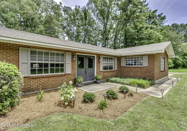 Photo 1 of Sale Pending at 413 W Main St, Raymond, MS 39154 | MLS# 4153875 | Listing updated on 2026-08-29