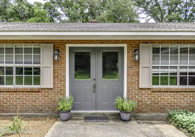 Photo 2 of Sale Pending at 413 W Main St, Raymond, MS 39154 | MLS# 4153875 | Listing updated on 2026-08-29