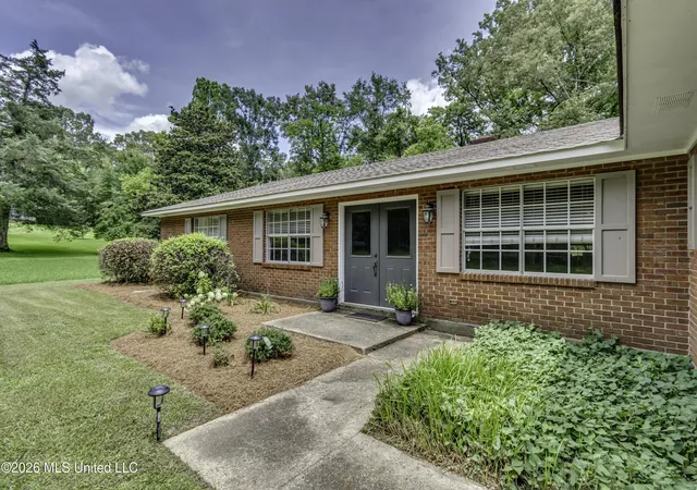 Photo 3 of Sale Pending at 413 W Main St, Raymond, MS 39154 | MLS# 4153875 | Listing updated on 2026-08-29
