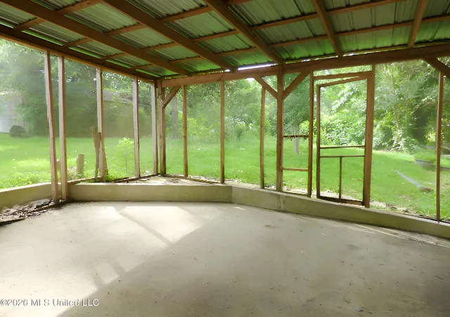 Photo 3 of Single family home for sale at 213 Oakland Dr, Natchez, MS 39120 | MLS# 4154008 | Listing updated on 2026-09-19