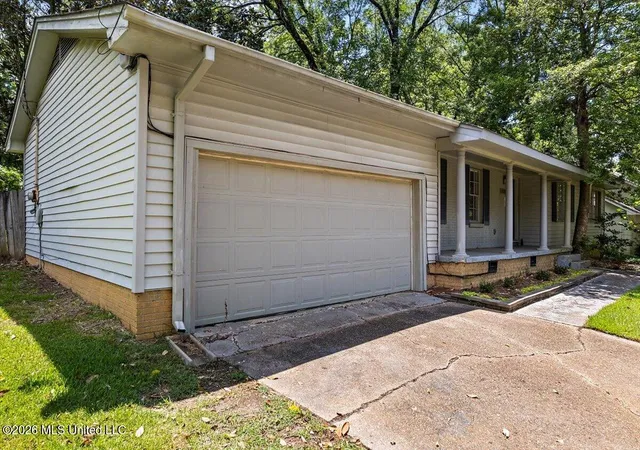 Photo 3 of Sale Pending at 1633 Winchester St, Jackson, MS 39211 | MLS# 4155133 | Listing updated on 2026-09-05