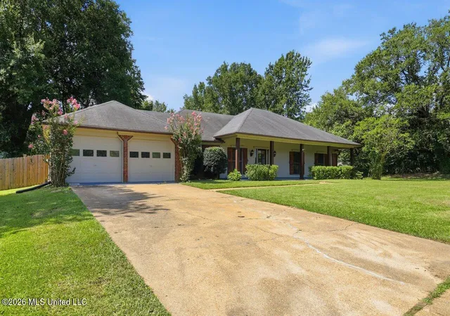 Photo 1 of Single family home for sale at 153 Oak Ridge Cir, Madison, MS 39110 | MLS# 4154875 | Listing updated on 2026-10-22