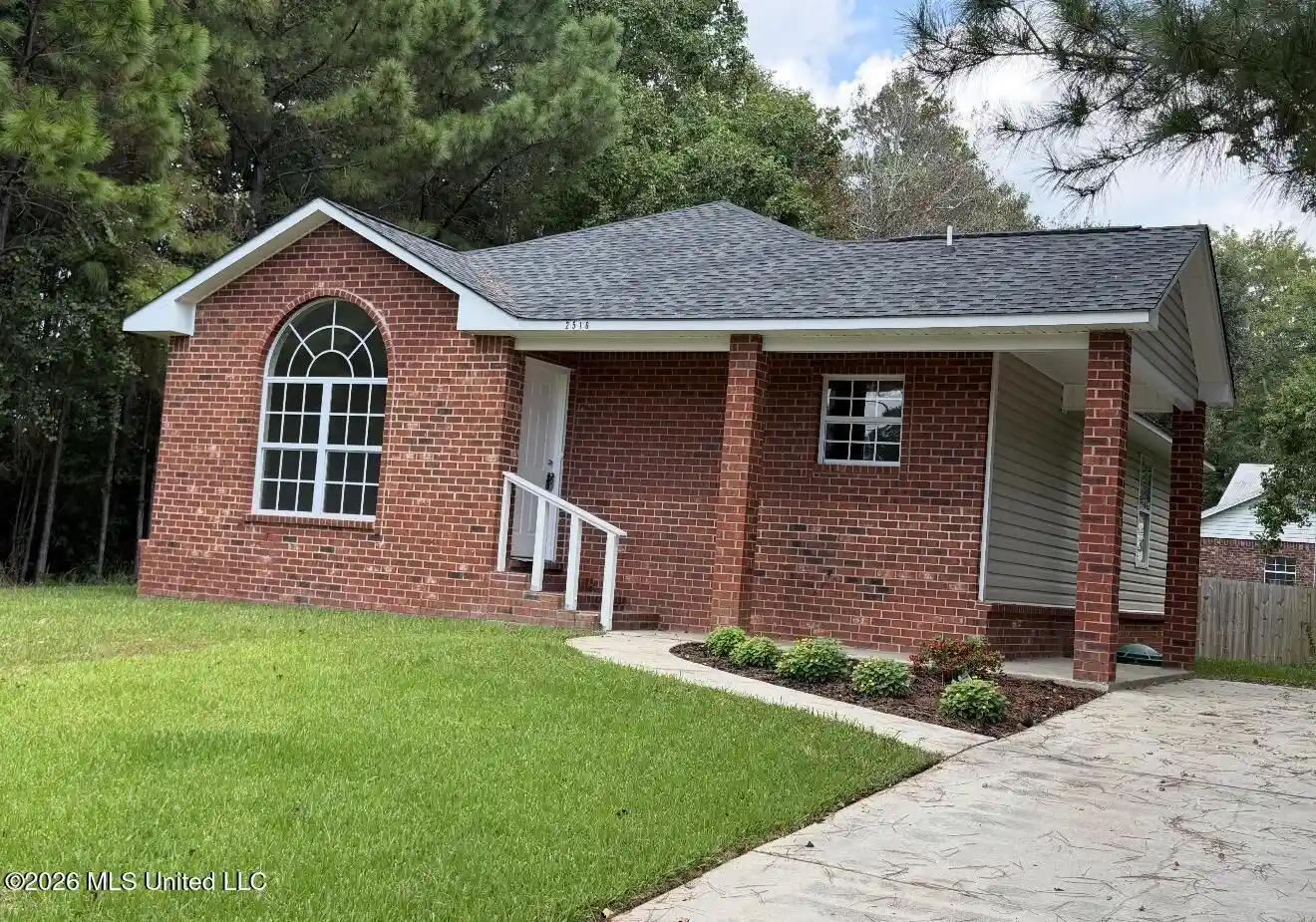 Photo 1 of Single family home for sale at 2516 Beachview Dr, Ocean Springs, MS 39564 | MLS# 4154426 | Listing updated on 2026-10-16