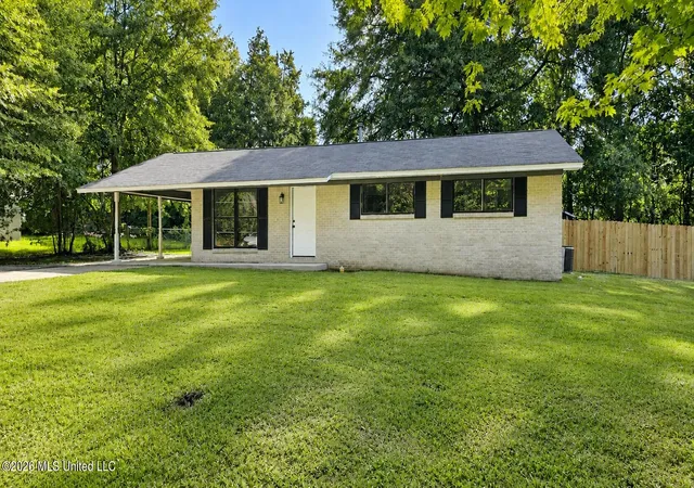 Photo 2 of Sale Pending at 561 Colonial Dr, Holly Springs, MS 38635 | MLS# 4156337 | Listing updated on 2026-08-22