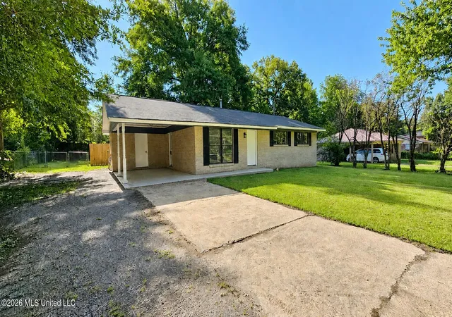 Photo 2 of Sale Pending at 561 Colonial Dr, Holly Springs, MS 38635 | MLS# 4156337 | Listing updated on 2026-08-22