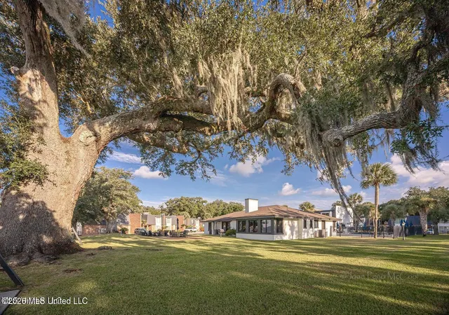 Photo 2 of Sale Pending at 527 Front Beach Dr, Ocean Springs, MS 39564 | MLS# 4154981 | Listing updated on 2026-08-02
