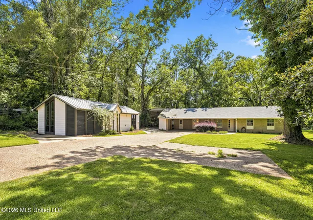 Photo 1 of Single family home for sale at 402 W Main St, Raymond, MS 39154 | MLS# 4156296 | Listing updated on 2026-09-04