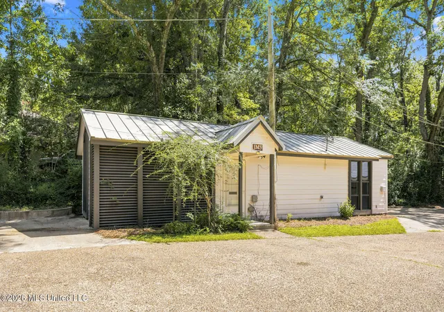 Photo 2 of Single family home for sale at 402 W Main St, Raymond, MS 39154 | MLS# 4156296 | Listing updated on 2026-09-04