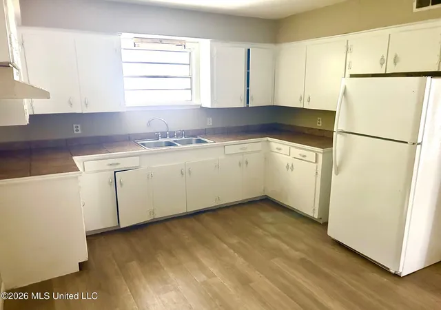Photo 3 of Sale Pending at 427 Mcdowell Park Cir, Jackson, MS 39204 | MLS# 4155424 | Listing updated on 2026-09-14
