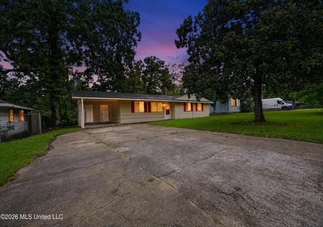 Photo 2 of Sale Pending at 133 Queen Victoria Ln, Jackson, MS 39209 | MLS# 4156054 | Listing updated on 2026-09-10