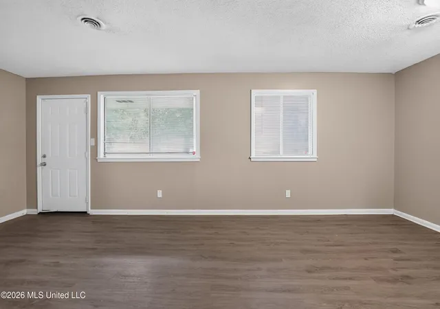 Photo 3 of Sale Pending at 133 Queen Victoria Ln, Jackson, MS 39209 | MLS# 4156054 | Listing updated on 2026-09-10