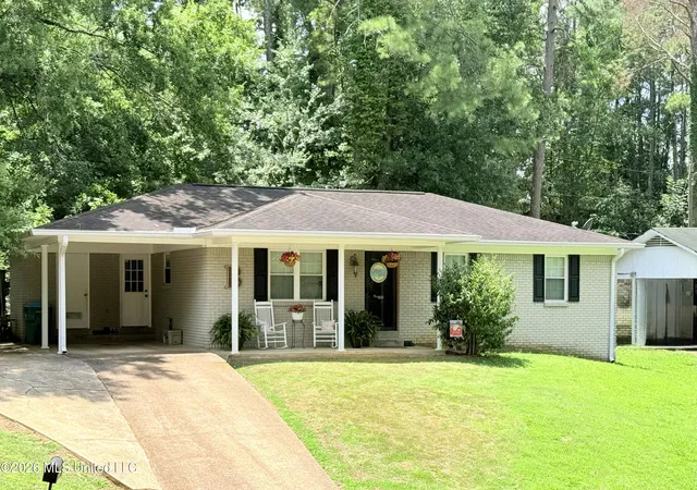 Homes for sale in Grenada, MS | 800 White Cir, Grenada, MS 38901 | MLS# 4155700