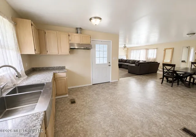 Photo 4 of Single family home for sale at 401 Carpenter St, Utica, MS 39175 | MLS# 4156917 | Listing updated on 2026-08-10