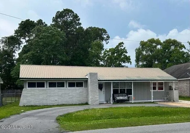 Homes for sale in Ocean Springs, MS | 3117 Beachview Dr, Ocean Springs, MS 39564 | MLS# 4155759