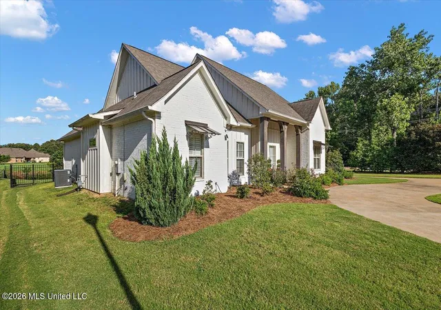 Photo 3 of Single family home for sale at 100 Camden Lake Dr, Madison, MS 39110 | MLS# 4155945 | Listing updated on 2026-09-16