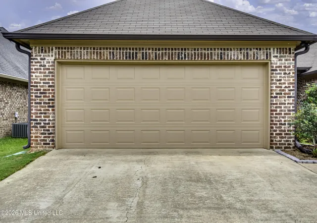 Photo 4 of Single family home for sale at 303 Ridge Pointe Dr, Brandon, MS 39042 | MLS# 4156222 | Listing updated on 2026-09-21