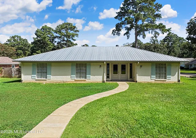 Photo 1 of Single family home for sale at 200 Poplar Dr, Brandon, MS 39047 | MLS# 4156171 | Listing updated on 2026-09-11
