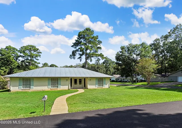 Photo 2 of Single family home for sale at 200 Poplar Dr, Brandon, MS 39047 | MLS# 4156171 | Listing updated on 2026-09-11