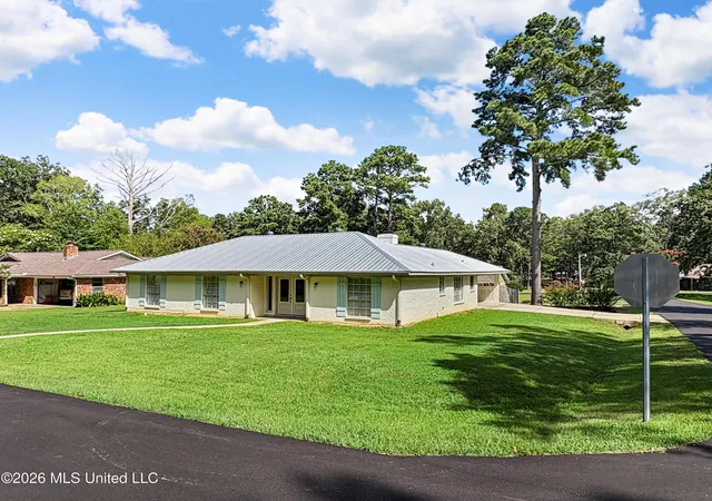 Photo 2 of Single family home for sale at 200 Poplar Dr, Brandon, MS 39047 | MLS# 4156171 | Listing updated on 2026-09-11
