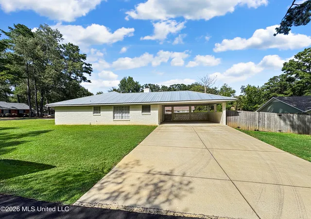 Photo 3 of Single family home for sale at 200 Poplar Dr, Brandon, MS 39047 | MLS# 4156171 | Listing updated on 2026-09-11