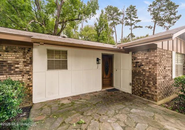 Photo 3 of Single family home for sale at 100 Virginia Dr, Hattiesburg, MS 39401 | MLS# 4156050 | Listing updated on 2026-09-15