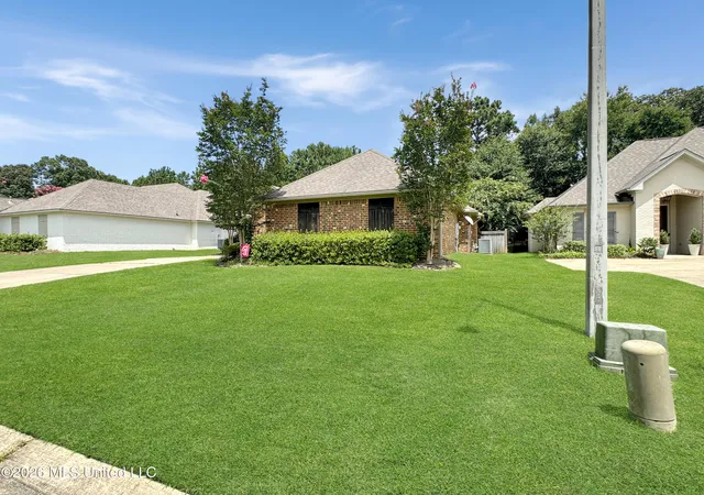 Photo 3 of Sale Pending at 889 Willow Grande Cir, Brandon, MS 39047 | MLS# 4156801 | Listing updated on 2026-09-05