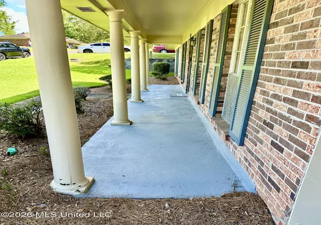 Photo 3 of Single family home for sale at 321 Sharon Hills Dr, Jackson, MS 39212 | MLS# 4156213 | Listing updated on 2026-08-25