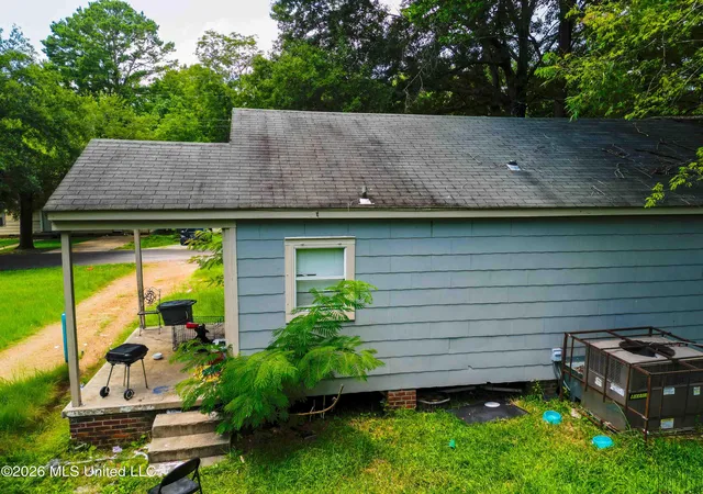 Photo 3 of Single family home for sale at 131 Carolyn Ave, Jackson, MS 39209 | MLS# 4156180 | Listing updated on 2026-07-17