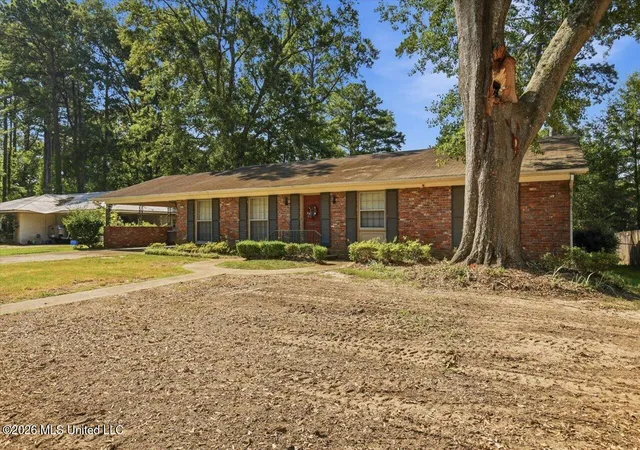 Photo 3 of Sale Pending at 5227 Saratoga Dr, Jackson, MS 39211 | MLS# 4157651 | Listing updated on 2026-08-05