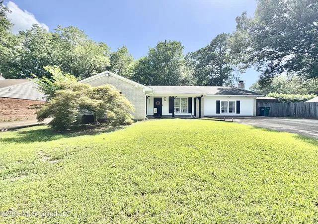 Photo 1 of Sale Pending at 8201 Canterbury Dr, Southaven, MS 38671 | MLS# 4156303 | Listing updated on 2026-08-28
