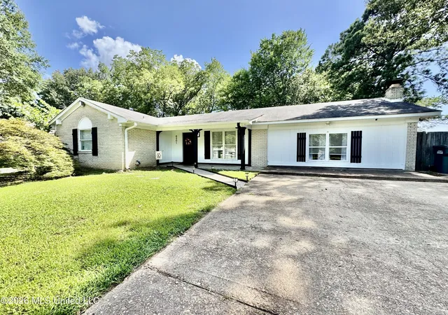 Photo 3 of Sale Pending at 8201 Canterbury Dr, Southaven, MS 38671 | MLS# 4156303 | Listing updated on 2026-08-28